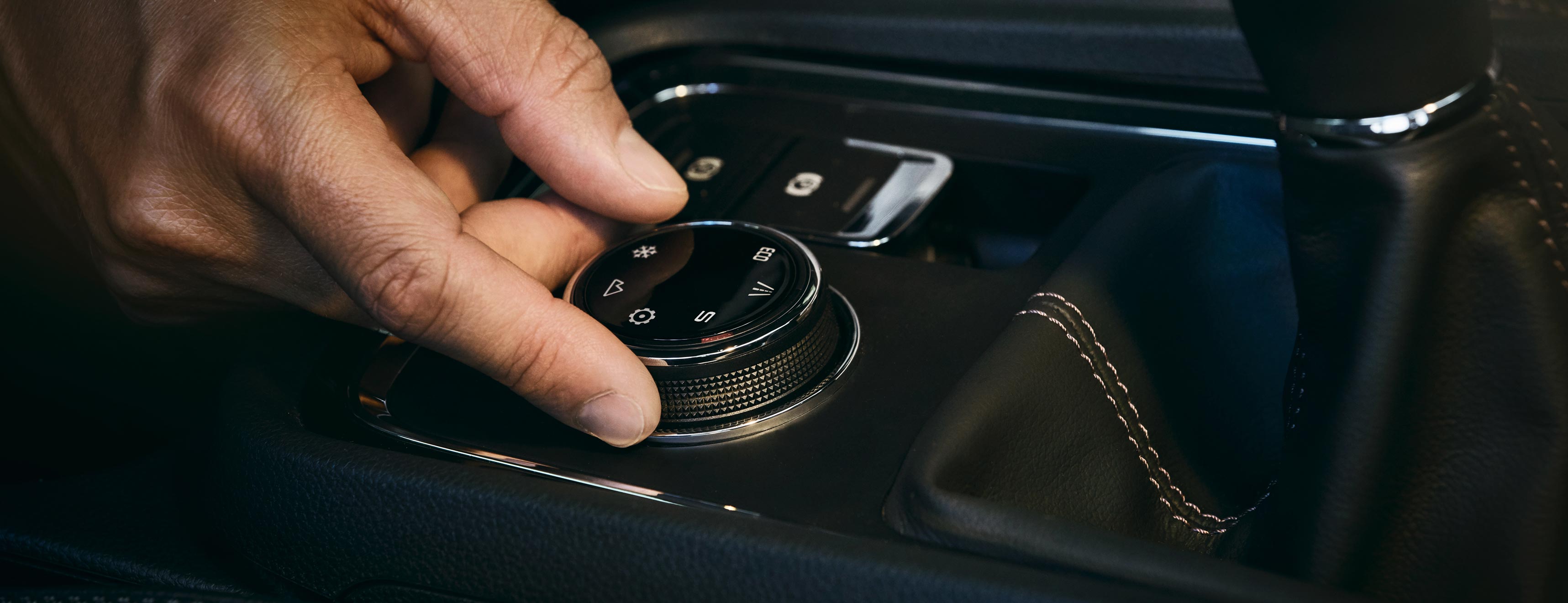 Showing the Driving Experience Button. A man optimise the driving experience: Normal, Sport, Eco and Individual Driving modes. Additionally, the 4Drive engine allows the driver to activate off-road and snow modes.