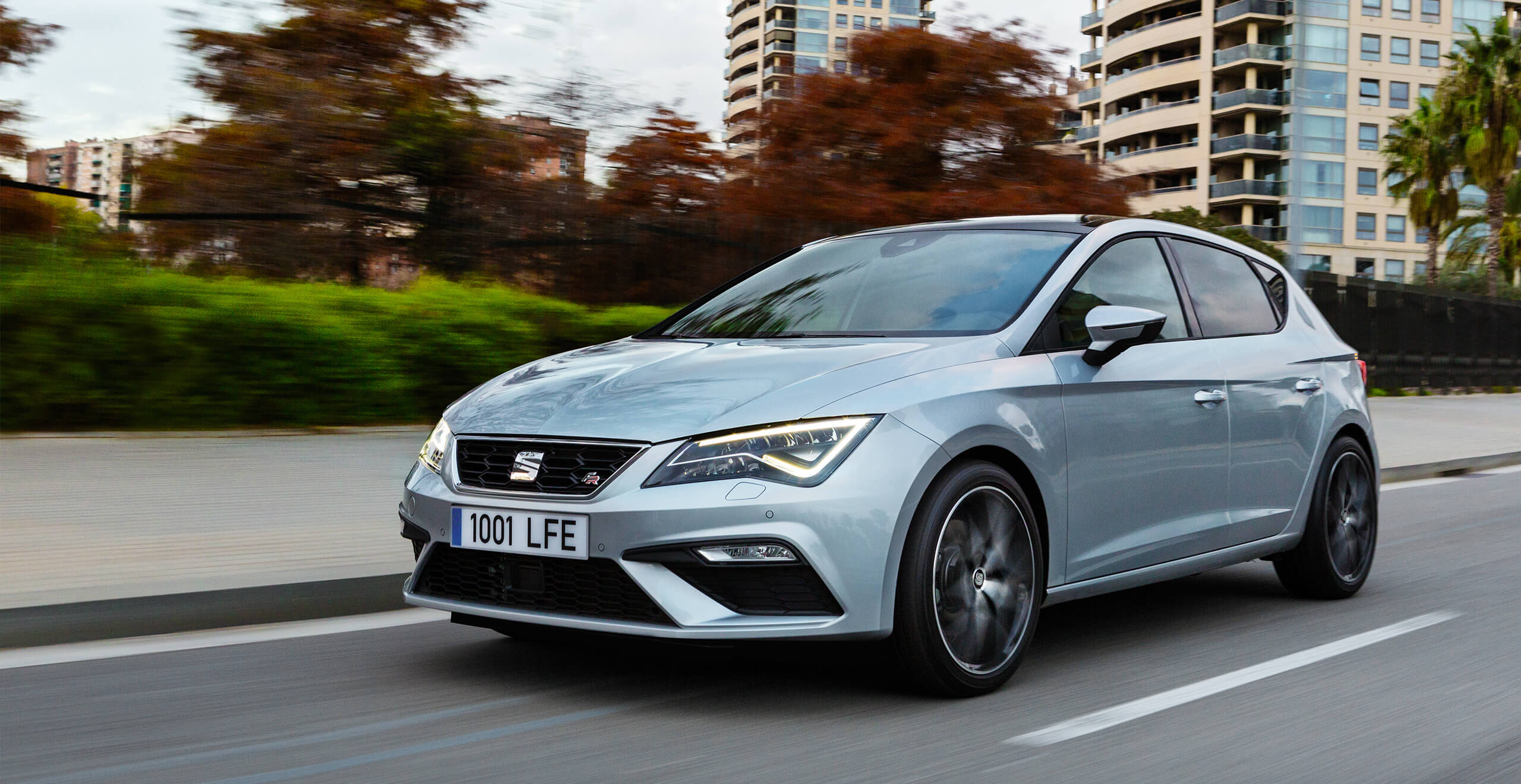 SEAT Leon exterior side angle view