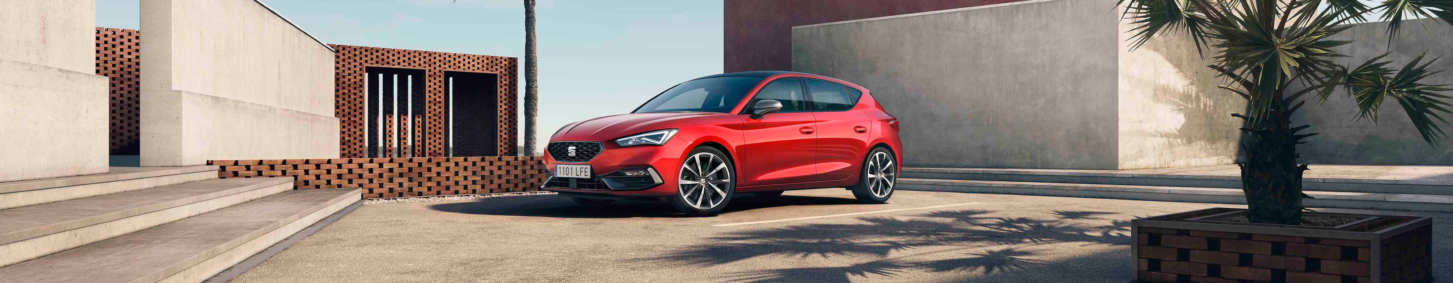 SEAT Leon 2020 5 door 3 4 view