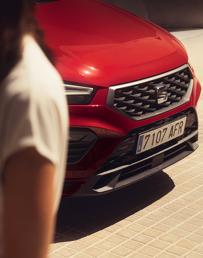 SEAT Ateca FR velvet red colour front grille with the logo