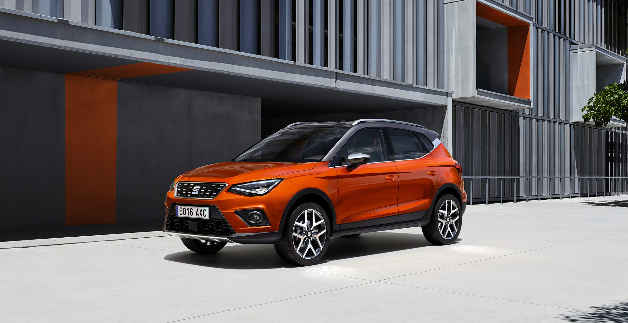 SEAT Arona angular side front view color orange eclipse and magnetic grey