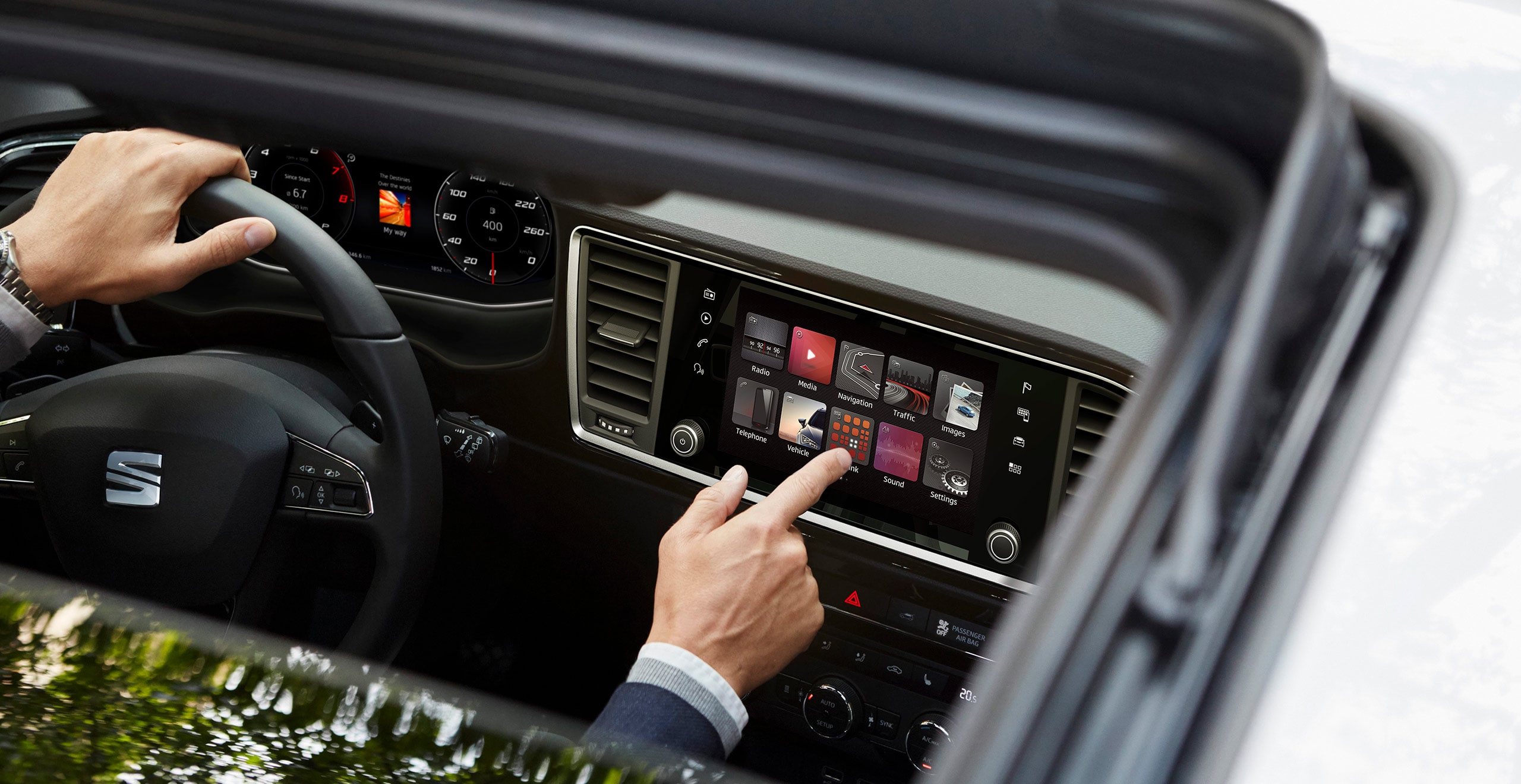 SEAT Ateca innovation and safety accessories. Showing a man with SEAT Full Link Technology Console: wireless mobile charging and app syncing