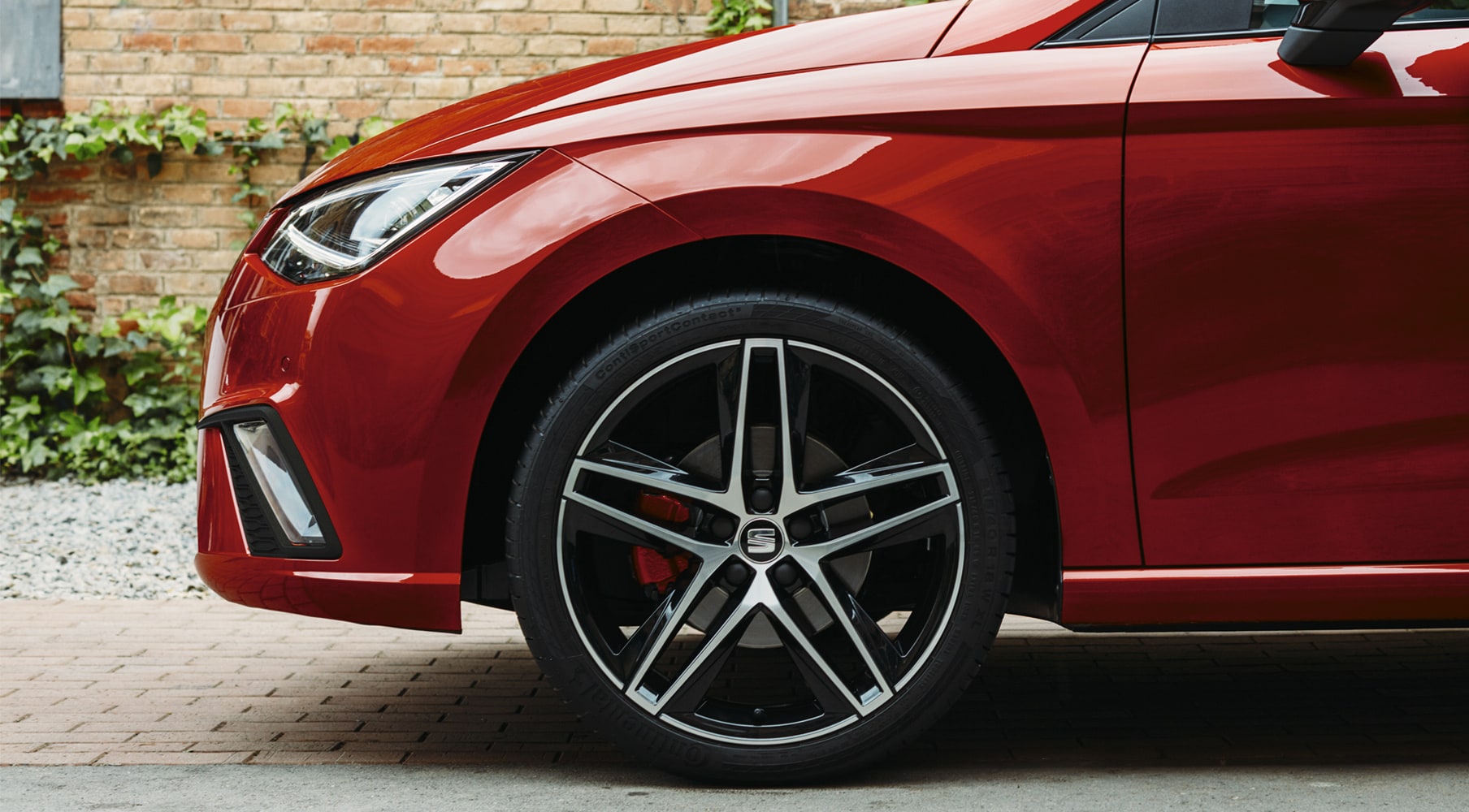 SEAT new car services and maintenance – Side view of the front left wheel of a new car