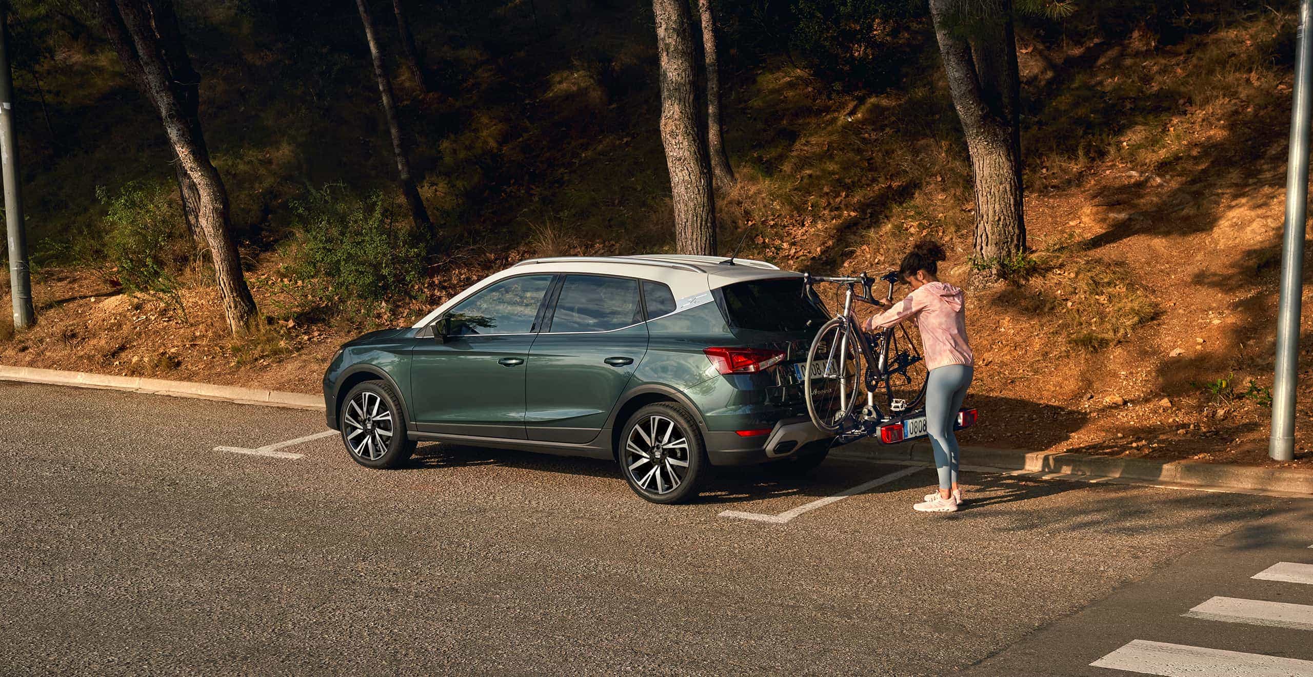 Woman setting up the towing bike rack on the SEAT Arona